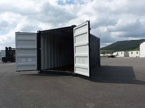 CONTENEDOR DE 15 PIES CON INSTALACIÓN ELÉCTRICA, REJILLAS DE VENTILACIÓN Y BLOQUEO DE LLAVE