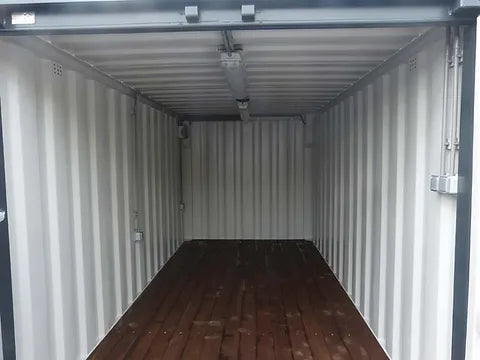 CONTENEDOR DE 15 PIES CON INSTALACIÓN ELÉCTRICA, REJILLAS DE VENTILACIÓN Y BLOQUEO DE LLAVE