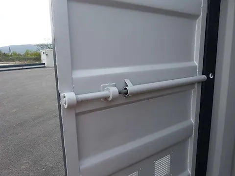 CONTENEDOR DE 15 PIES CON INSTALACIÓN ELÉCTRICA, REJILLAS DE VENTILACIÓN Y BLOQUEO DE LLAVE