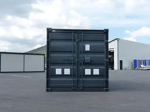 CONTENEDOR DE 15 PIES CON INSTALACIÓN ELÉCTRICA, REJILLAS DE VENTILACIÓN Y BLOQUEO DE LLAVE