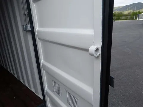 CONTENEDOR DE 15 PIES CON INSTALACIÓN ELÉCTRICA, REJILLAS DE VENTILACIÓN Y BLOQUEO DE LLAVE